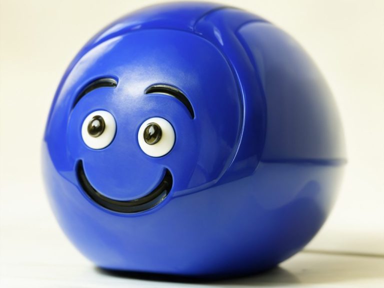 Blauer, runder Gegenstand mit einem lächelnden Gesicht.
