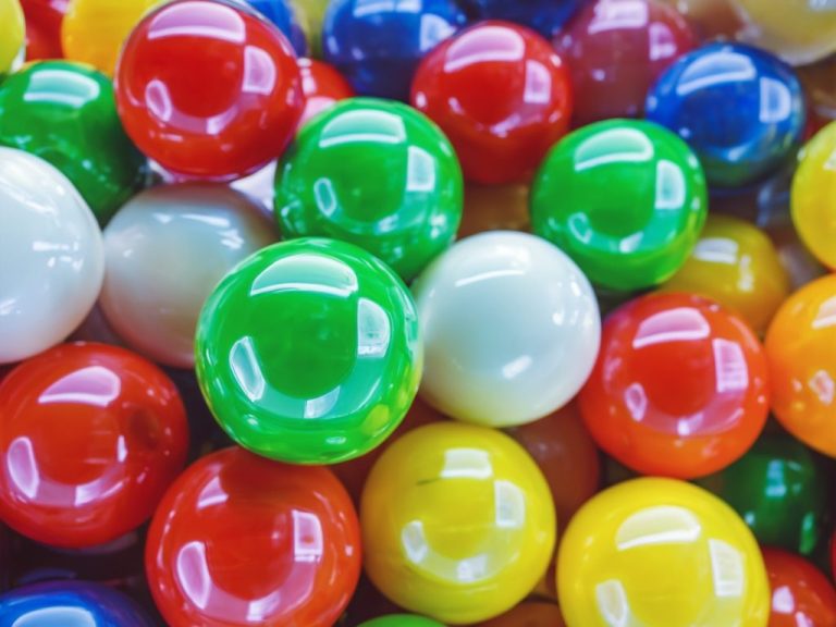 Bunte Kugeln in verschiedenen Farben, darunter grün, rot, blau, gelb und weiß.